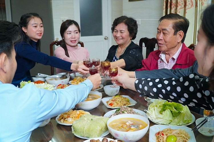 Lưu học sinh Lào lần đầu tiên đón tết Việt cùng bố mẹ nuôi Lưu học sinh Lào lần đầu tiên đón tết Việt cùng bố mẹ nuôi