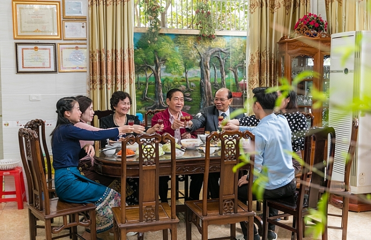 Lưu học sinh Lào lần đầu tiên đón tết Việt cùng bố mẹ nuôi Lưu học sinh Lào lần đầu tiên đón tết Việt cùng bố mẹ nuôi