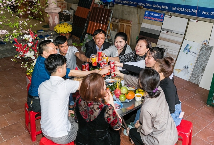 Lưu học sinh Lào lần đầu tiên đón tết Việt cùng bố mẹ nuôi Lưu học sinh Lào lần đầu tiên đón tết Việt cùng bố mẹ nuôi