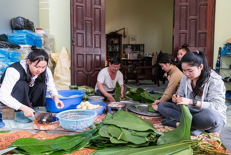 Lưu học sinh Lào lần đầu tiên đón tết Việt cùng bố mẹ nuôi Lưu học sinh Lào lần đầu tiên đón tết Việt cùng bố mẹ nuôi