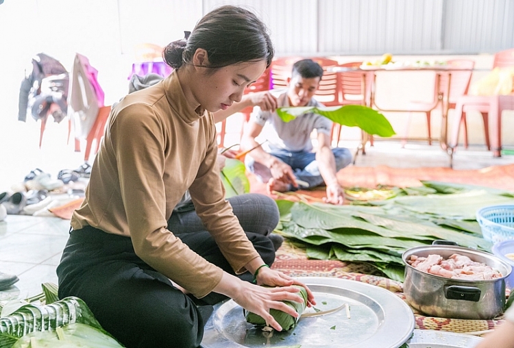 Lưu học sinh Lào lần đầu tiên đón tết Việt cùng bố mẹ nuôi Lưu học sinh Lào lần đầu tiên đón tết Việt cùng bố mẹ nuôi