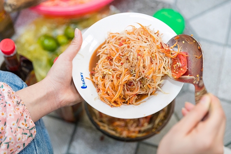 Lưu học sinh Lào lần đầu tiên đón tết Việt cùng bố mẹ nuôi Lưu học sinh Lào lần đầu tiên đón tết Việt cùng bố mẹ nuôi