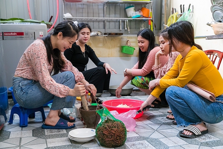 Lưu học sinh Lào lần đầu tiên đón tết Việt cùng bố mẹ nuôi Lưu học sinh Lào lần đầu tiên đón tết Việt cùng bố mẹ nuôi