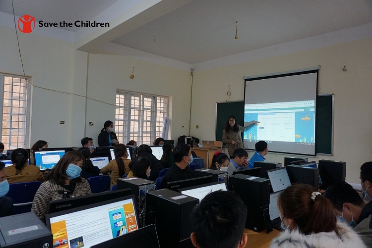 Hơn 200 học sinh và giáo viên Bảo Hà (Lào Cai) được tập huấn công nghệ thông tin nhờ Tổ chức Cứu trợ Trẻ em