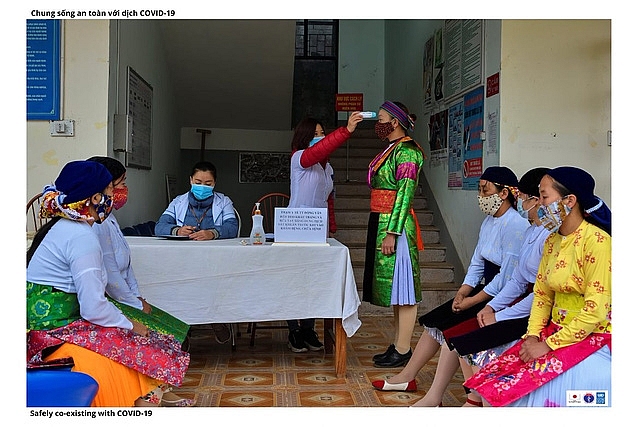 Kiểm tra thân nhiệt tại trạm y tế thị trấn Đồng Văn Đồng bào dân tộc Hà Giang vừa phát triển kinh tế bền vững, vừa chống dịch hiệu quả