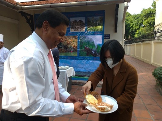 Lần đầu tiên Đại sứ Sri Lanka gói bánh chưng Tết