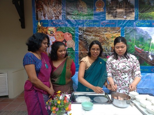Lần đầu tiên Đại sứ Sri Lanka gói bánh chưng Tết