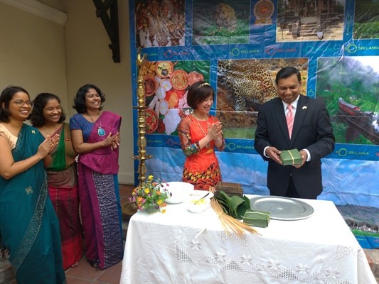 Lần đầu tiên Đại sứ Sri Lanka gói bánh chưng Tết