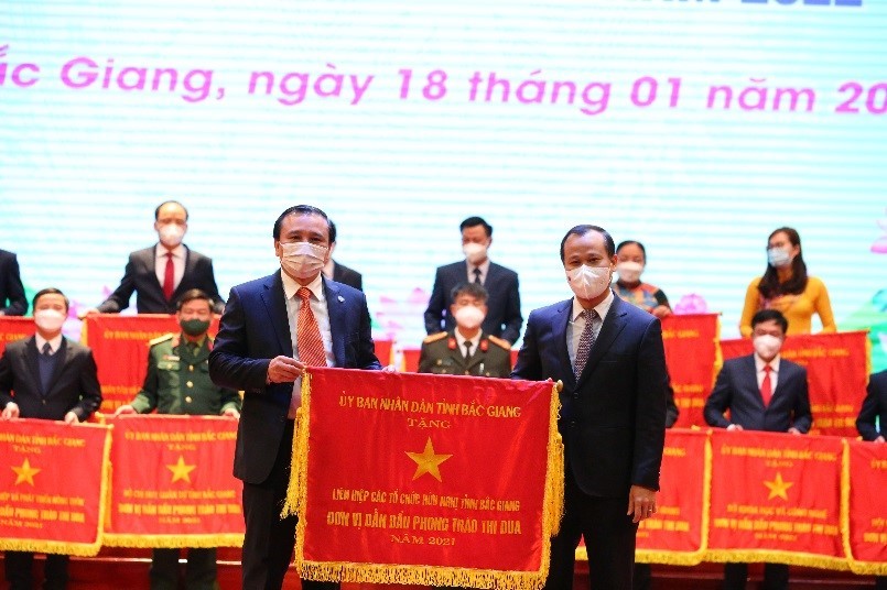 Ông Mai Sơn, Phó Chủ tịch Thường trực UBND tỉnh trao Cờ đơn vị dẫn đầu trong phong trào thi đua cho Liên hiệp Hữu nghị tỉnh