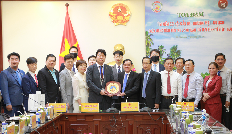 Đoàn chuyên gia và doanh nghiệp Hàn Quốc chụp ảnh lưu niệm cùng lãnh đạo UBND tỉnh Bến Tre và các sở ngành. 