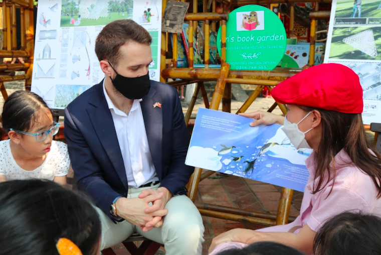Ông Sam Wood, Phó Tổng lãnh sự Anh và nhóm Đại sứ đọc Hội An cùng đọc sách về môi trường cho các bạn thiếu nhi để nâng cao nhận thức về bảo vệ môi trường. Ông Sam Wood, Phó Tổng lãnh sự Anh và nhóm Đại sứ đọc Hội An cùng đọc sách về môi trường cho các bạn thiếu nhi để nâng cao nhận thức về bảo vệ môi trường.
