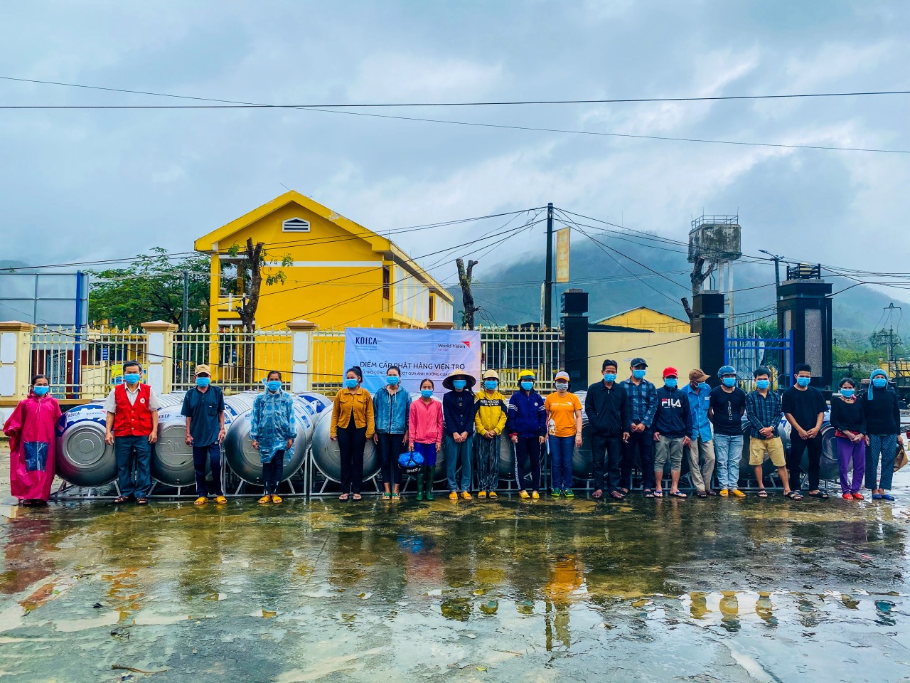 World Vision Việt Nam cấp phát hàng cứu trợ dưới sự tài trợ của KOICA