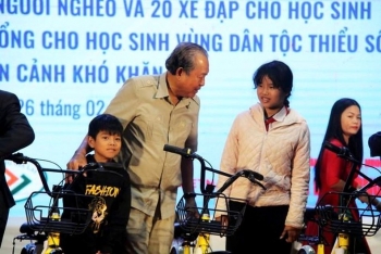 Trao quà cho học sinh và đồng bào dân tộc thiểu số có hoàn cảnh khó khăn