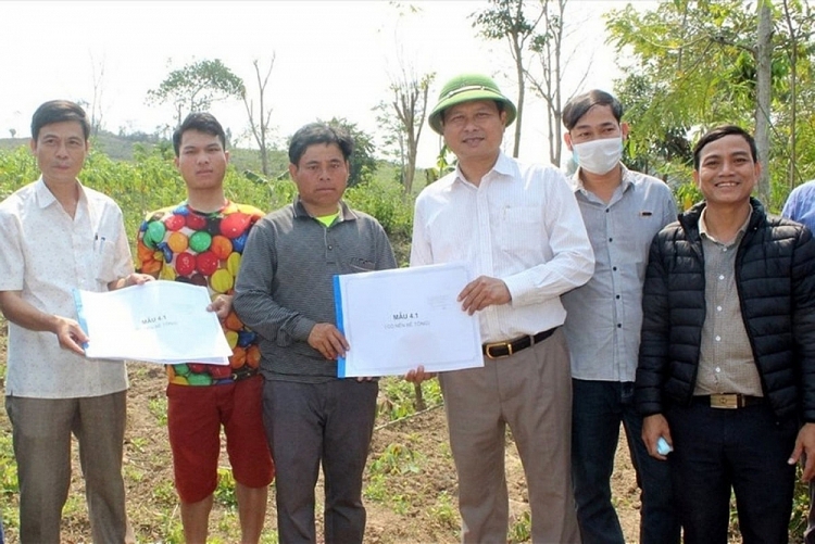 Ban Chỉ huy Phòng chống thiên tai và Tìm kiếm cứu nạn tỉnh Quảng Trị trao thiết kế ngôi nhà cho người dân ở huyện Hướng Hóa.
