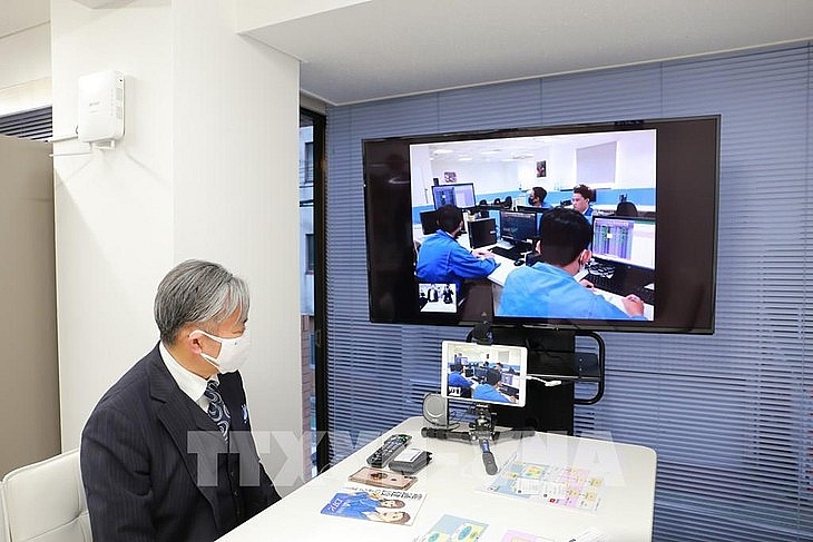 Ông Iri Kazuaki, Giám đốc công ty Dentsu Nhật Bản trong buổi làm việc trực tuyến với các kỹ sư Việt Nam tại Hà Nội và Tp. Hồ Chí Minh. (Ảnh: Đức Thịnh/TTXVN)