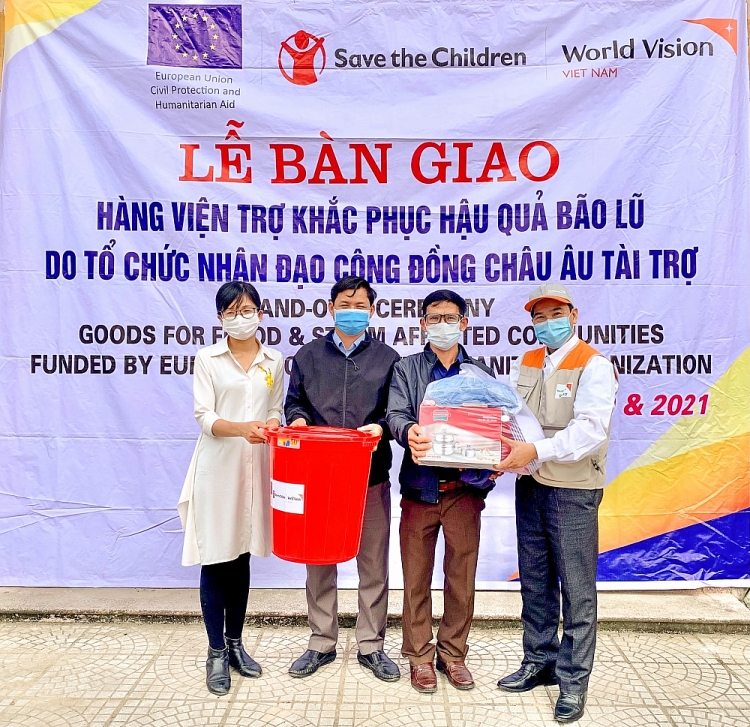 World Vision Việt Nam viện trợ 3.200 bộ dụng cụ gia đình cho người dân Quảng Trị khắc phục hậu quả thiên tai