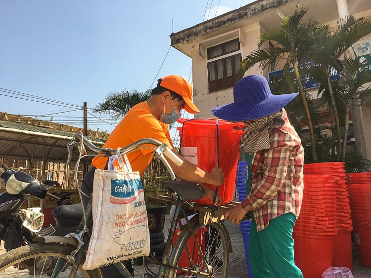 World Vision Việt Nam viện trợ 3.200 bộ dụng cụ gia đình cho người dân Quảng Trị khắc phục hậu quả thiên tai