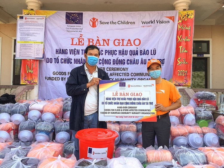 World Vision Việt Nam viện trợ 3.200 bộ dụng cụ gia đình cho người dân Quảng Trị khắc phục hậu quả thiên tai
