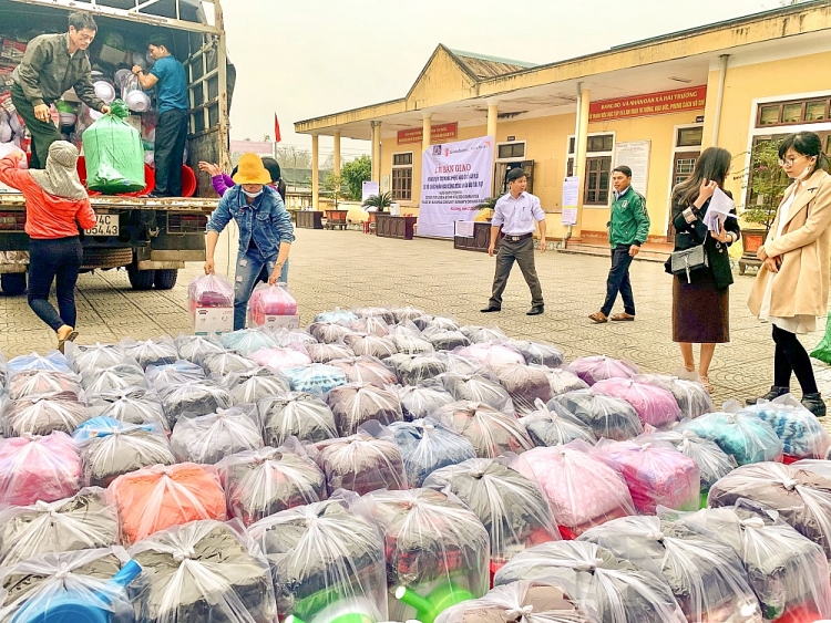 World Vision Việt Nam viện trợ 3.200 bộ dụng cụ gia đình cho người dân Quảng Trị khắc phục hậu quả thiên tai