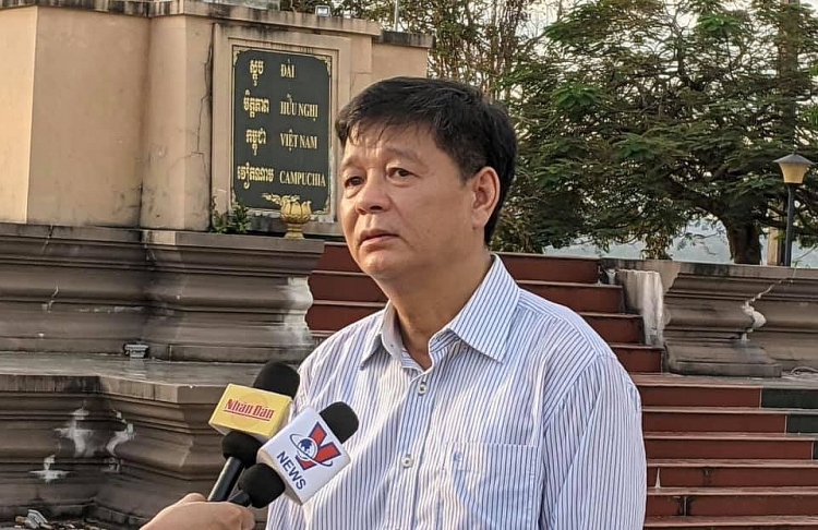 Tổng lãnh sự Việt Nam tại Preah Sihanouk Vũ Ngọc Lý trả lời phỏng vấn báo chí.