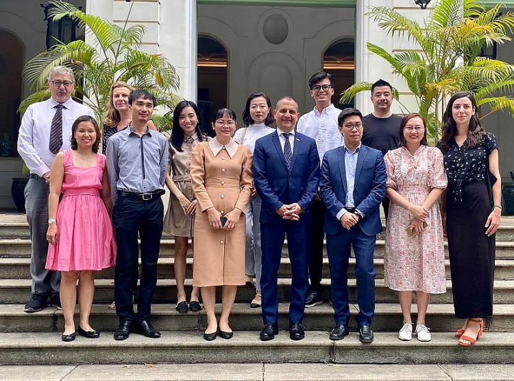 Ông Vincent Floreani, Tổng Lãnh sự Pháp tại TP HCM (thứ tư từ phải sang), chụp hình lưu niệm cùng cựu du học sinh Pháp tại Việt Nam