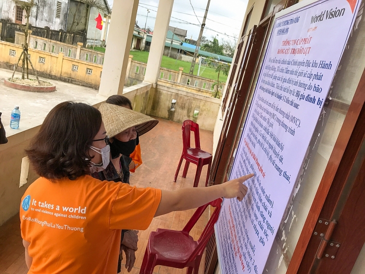 World Vision Việt Nam cấp phát gói thực phẩm thiết yếu cho 920 hộ gia đình tại Quảng Trị
