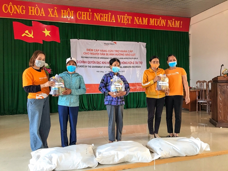 World Vision Việt Nam cấp phát gói thực phẩm thiết yếu cho 920 hộ gia đình tại Quảng Trị