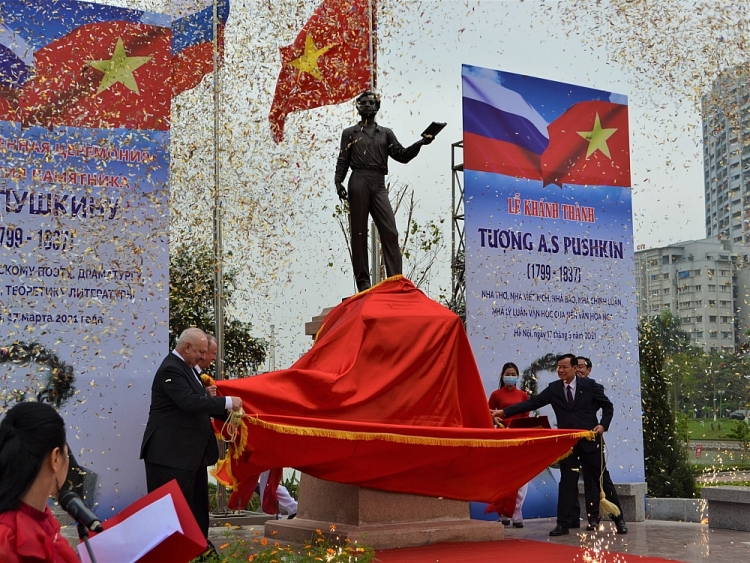 Các đại biểu thực hiện nghi thức khánh thành và đặt hoa tại Tượng đài Đại thi hào Nga A.S. Pushkin.
