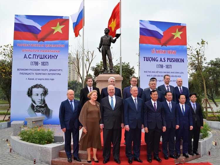 Tượng đài nhà thơ Pushkin - món quà Hội Nhà văn Nga gửi tới nhân dân Hà Nội