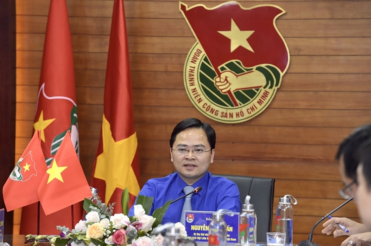 Nguyễn Anh Tuấn - Ủy viên BCH Trung ương Đảng, Bí thư thứ nhất Trung ương Đoàn TNCS Hồ Chí Minh, Chủ tịch Trung ương Hội LHTN Việt Nam trao đổi tại buổi điện đàm.