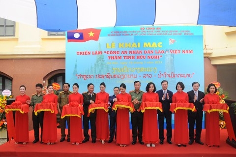 Các đại biểu cắt băng khai mạc triển lãm. (Ảnh: CAND)