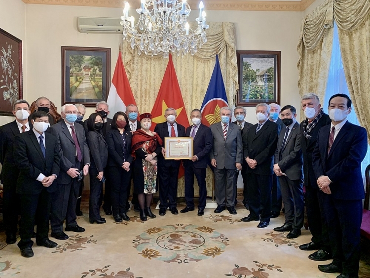 Lãnh đạo Đại sứ quán và Thương vụ Việt Nam tại Hungary chụp ảnh lưu niệm với các thành viên Hội Hữu nghị Hungary-Việt Nam tại buổi lễ.