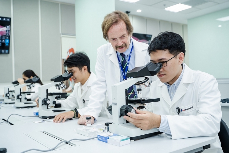 Sinh viên điều dưỡng thực tập tại Trung tâm mô phỏng Y khoa – nơi được thiết kế và xây dựng như một bệnh viện với hơn 30 phòng đào tạo đa dạng, hiện đại theo chuẩn quốc tế