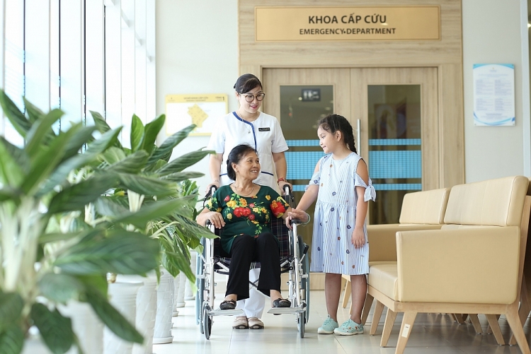 Cơ hội việc làm trong và ngoài nước rất rộng mở với sinh viên ngành điều dưỡng.