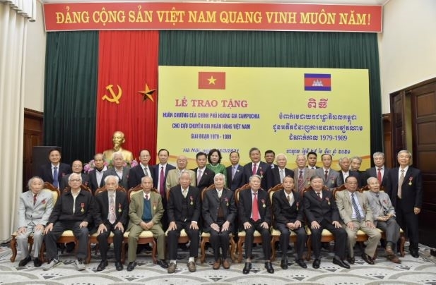  Các đại biểu chụp ảnh lưu niệm với các cán bộ Ban K