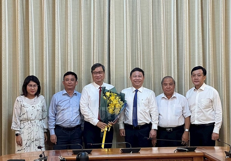 Phó Chủ tịch UBND TP Dương Anh Đức cùng các đại biểu tặng hoa chúc mừng đồng chí Vương Đức Hoàng Quân