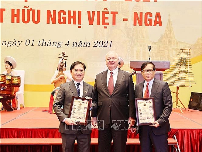 Đại sứ Đặc mệnh toàn quyền Liên bang Nga tại Việt Nam Konstantin Vasilievich Vnukov trao Kỷ niệm chương hữu nghị cho Chủ tịch Nhóm Nghị sỹ hữu nghị Việt Nam - Nga Phan Xuân Dũng (trái) và và Phó Chủ tịch Nhóm Nghị sỹ hữu nghị Việt Nam - Nga Nguyễn Quốc Hưng. Ảnh: Trọng Đức/TTXVN