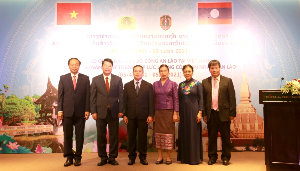 các đại biểu dự Lễ kỷ niệm chụp ảnh lưu niệm.