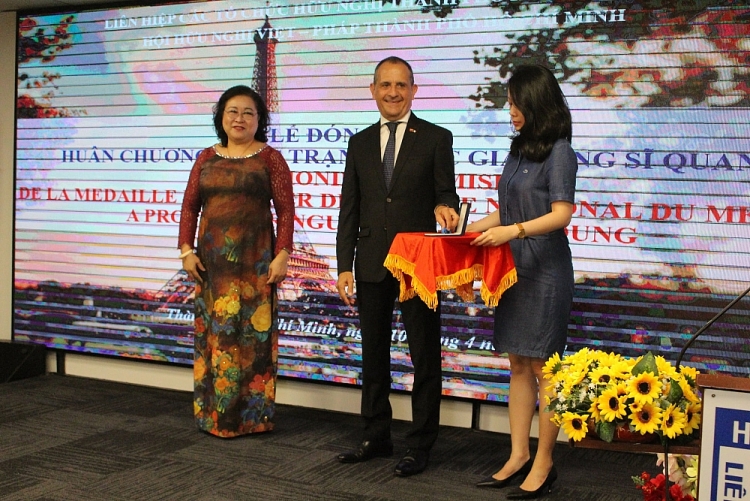 Tổng Lãnh sự Pháp tại TPHCM Vincent Floreani trao huân chương Sĩ quan Công trạng quốc gia Pháp tặng PGS.TS.BS Nguyễn Thị Ngọc Dung, Chủ tịch Hội hữu nghị Việt - Pháp TPHCM.