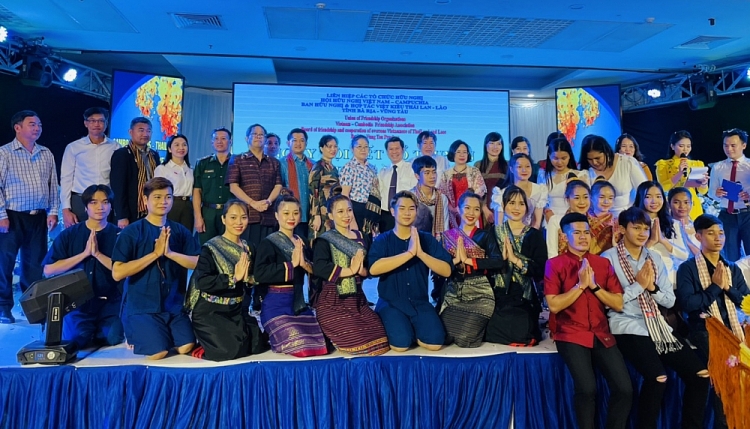 Các đại biểu chụp ảnh lưu niệm tại Ngày 