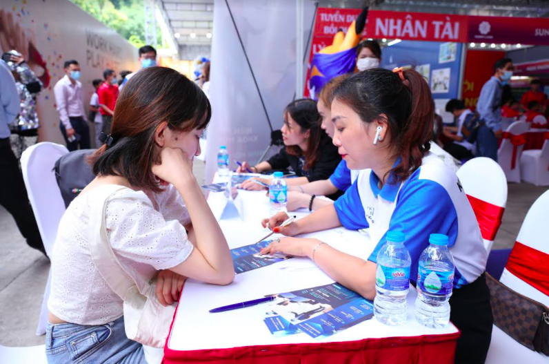 Hàng nghìn ứng viên tham dự đại hội tuyển dụng Bất động sản lớn nhất 2021