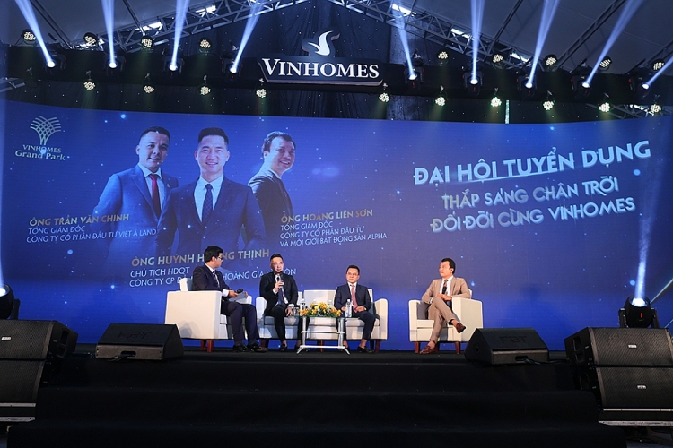 Các ứng viên đến tìm cơ hội việc làm đã nhận được những chia sẻ và kinh nghiệm quý báu từ những lãnh đạo các đại lý phân phối – những người đã “đổi đời” nhờ bất động sản Vinhomes.
