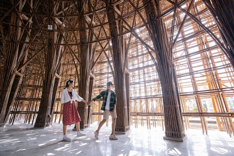 Bên trong Nhà tre khổng lồ, không khí mát lành bên trong nhờ khả năng “điều hòa” độc đáo của kiến trúc và chất liệu. Bên trong Nhà tre khổng lồ, không khí mát lành bên trong nhờ khả năng “điều hòa” độc đáo của kiến trúc và chất liệu.
