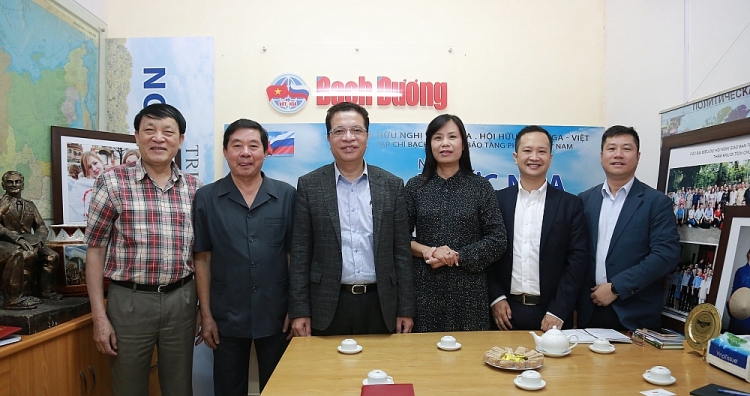 Thứ trưởng Ngoại giao, Đại sứ Đặng Minh Khôi chụp ảnh lưu niệm với Lãnh đạo Hội Hữu nghị Việt Nam-Liên bang Nga. (Ảnh: Trung Hiếu)