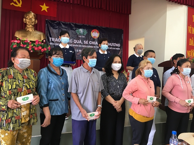 Bà Nguyễn Thị Hồng Diễm tặng quà cho các gia đình chính sách tại huyện Cần Giờ chiều ngày 27/4.