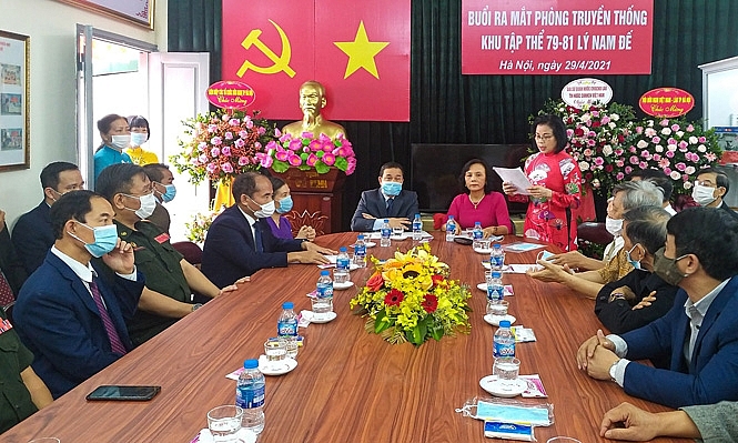 Lễ ra mắt Phòng truyền thống khu tập thể 79-81 Lý Nam Đế. (Ảnh: Hà Nội mới)