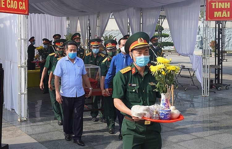 Cán bộ, chiến sĩ Đội 192 đưa hài cốt liệt sỹ vào Nghĩa trang liệt sỹ Thành phố Huế.