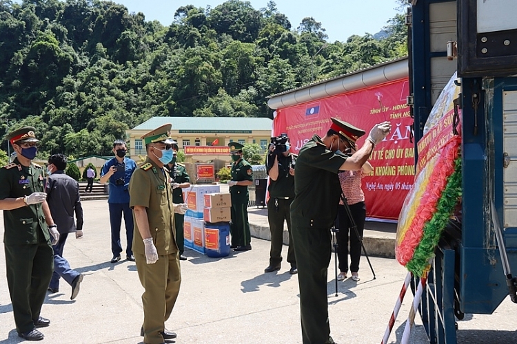 Đoàn công tác ban công tác đặc biệt tỉnh Nghệ An dâng hương tưởng niệm các liệt sĩ, quân tình nguyện và chuyên gia Việt Nam hi sinh trên nước bạn Lào