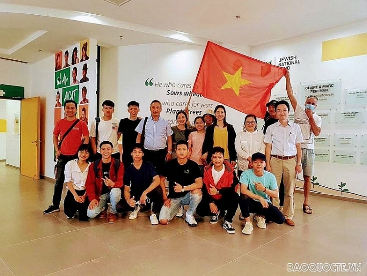 Đại sứ Đỗ Minh Hùng cùng cán bộ Đại sứ quán Việt Nam tại Israel thăm sinh viên tại trung tâm nông nghiệp AICAT. (Nguồn: ĐSQ Việt Nam tại Israel)