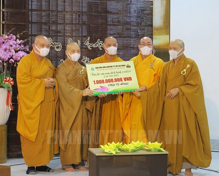 Ban tổ chức trao tặng bảng tượng trưng số tiền 1 tỷ đồng cho Ban trị sự TPHCM quyên góp ủng hộ Ấn Độ sớm vượt qua dịch bệnh COVID-19.